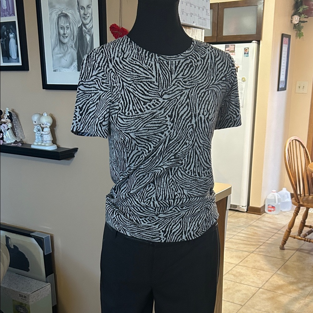 Club Monaco Black and White Patterned Short Sleeve Top
